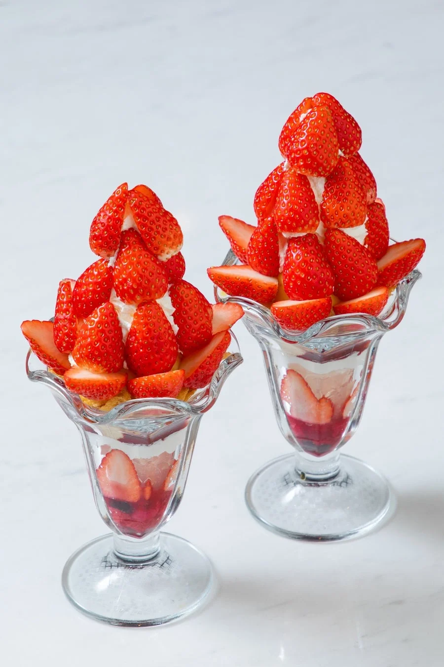 写真映えする華やかな苺パフェ