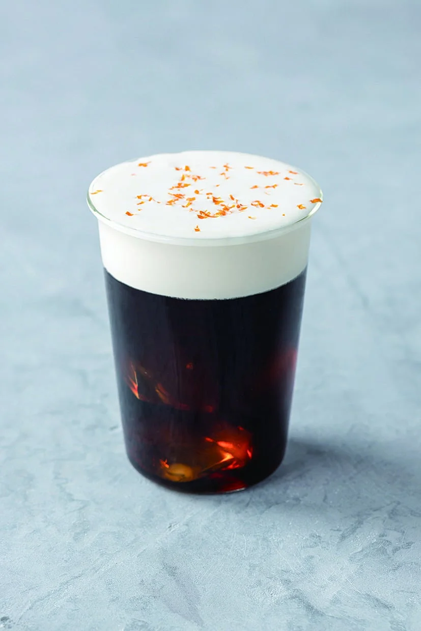 泡とオレンジピールの冷たいドリンク