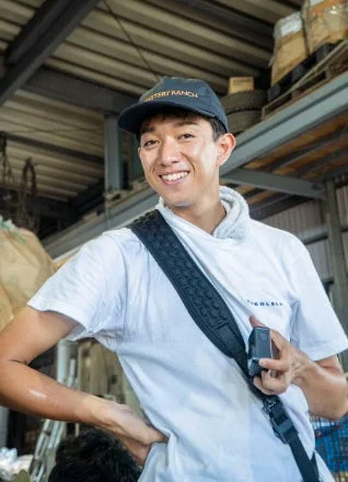 男性、笑顔、キャップ、Tシャツ、カジュアル、倉庫、屋内、アジア人、若者、ポートレート、カメラ、ゴープロ