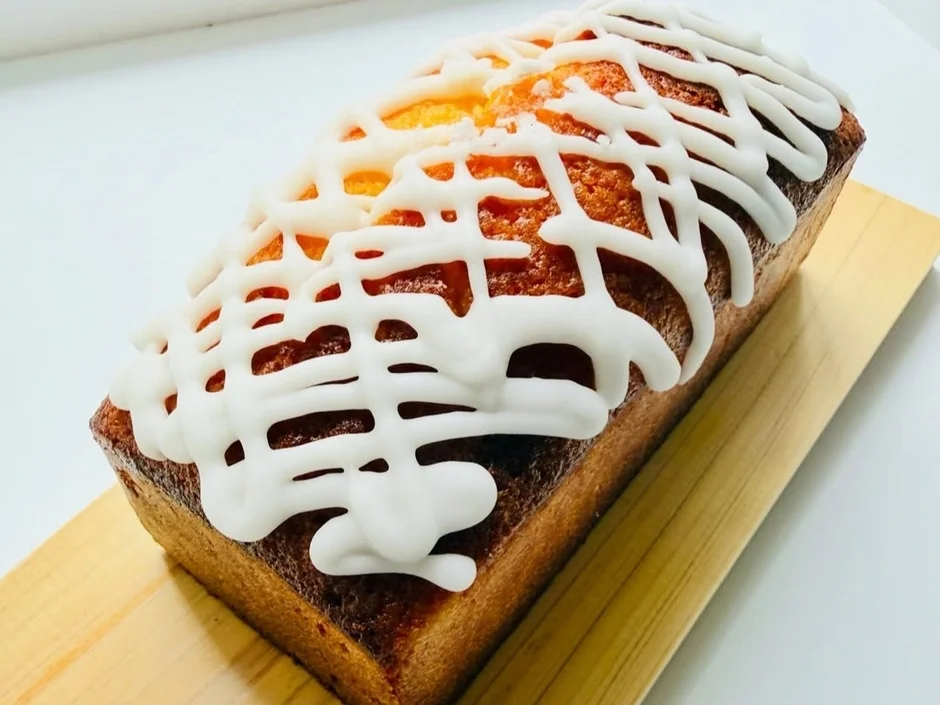 白いアイシングがかけられたパウンドケーキ