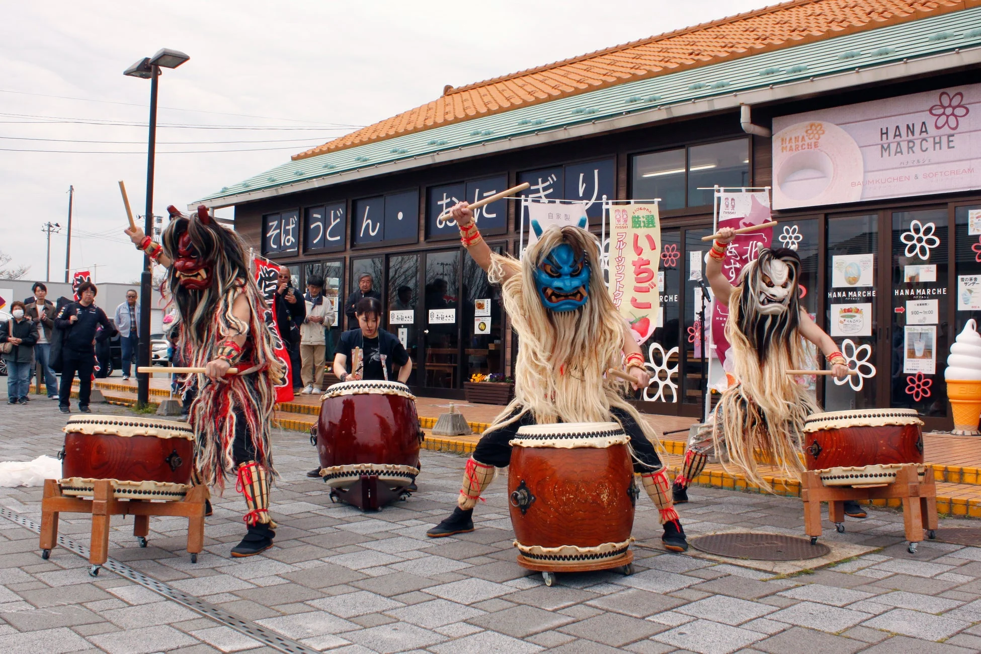 なまはげ太鼓のパフォーマンス