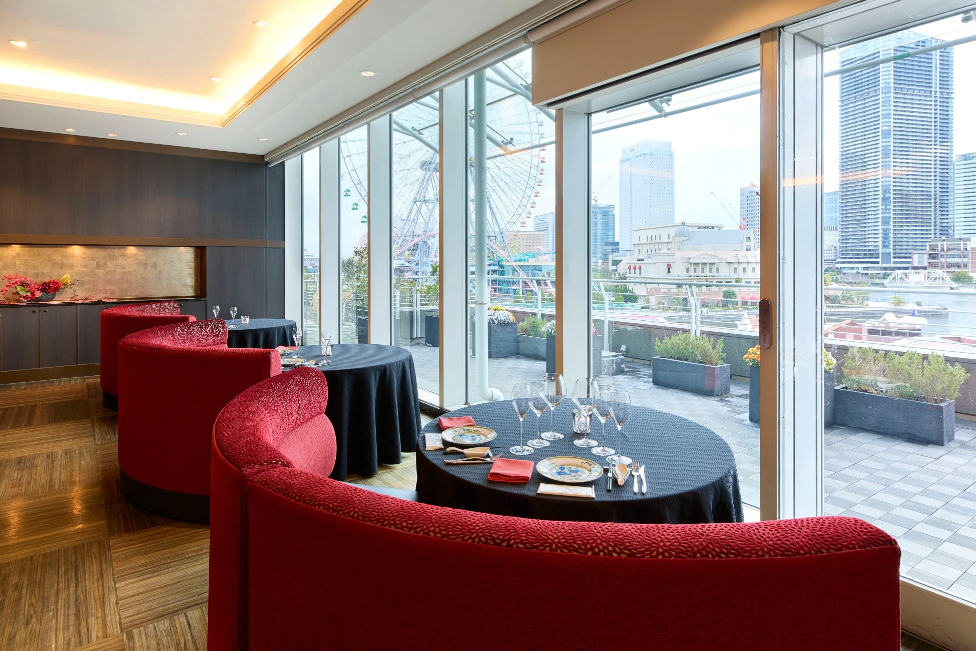 窓から観覧車が見えるレストラン