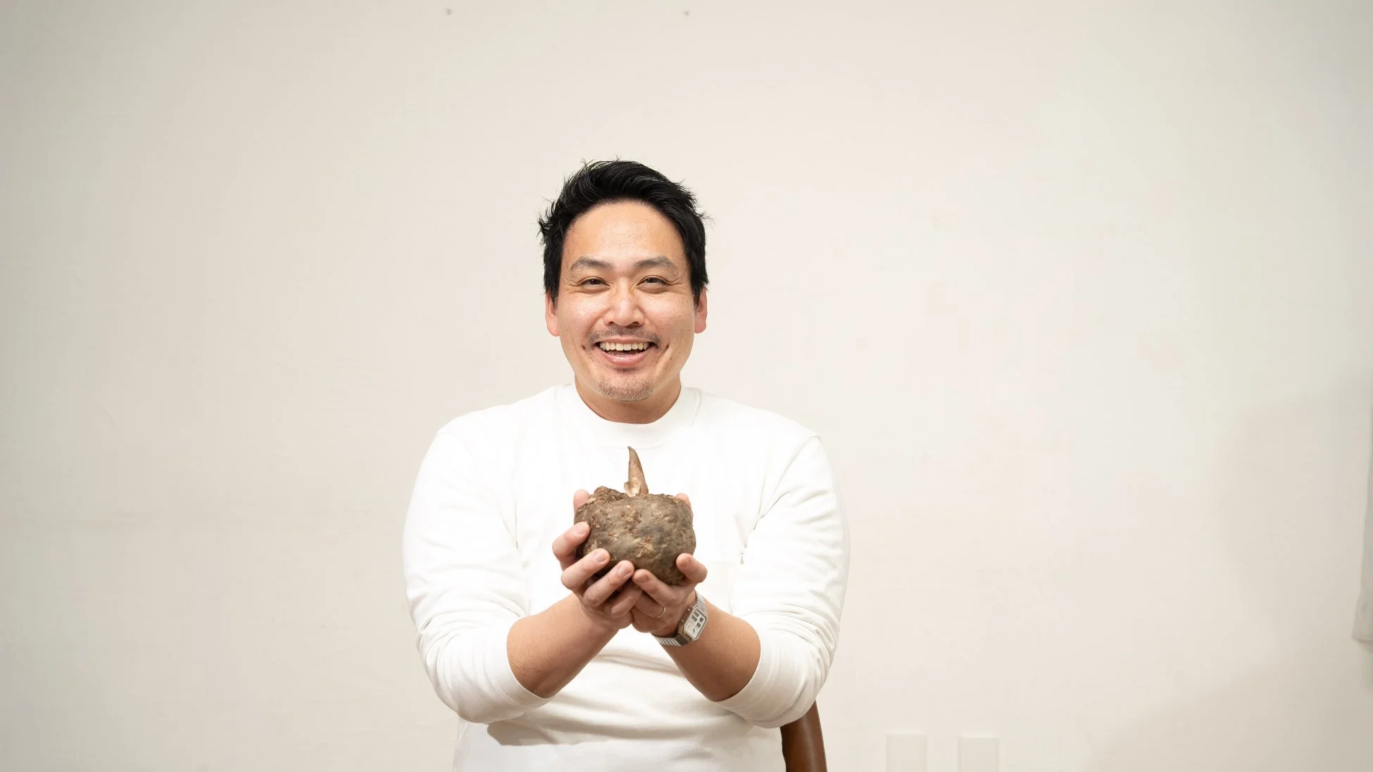 根菜を持つ男性