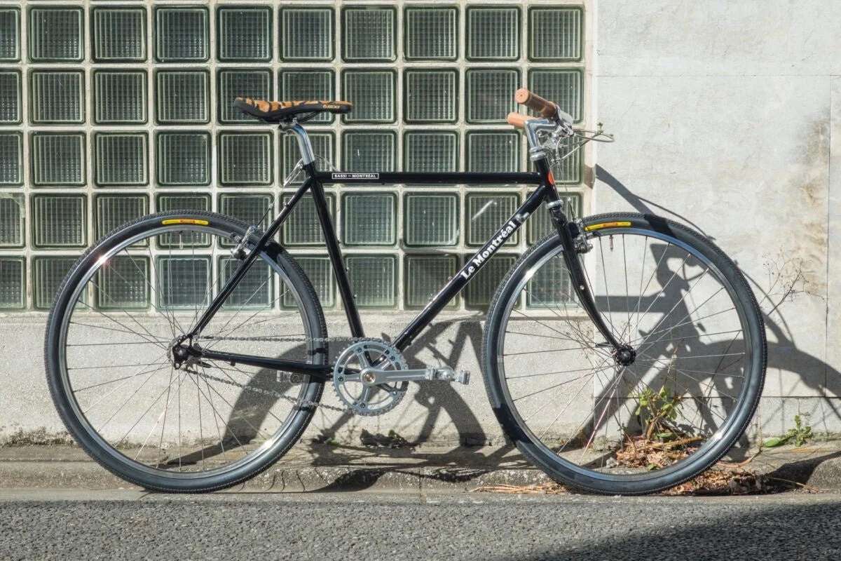 黒の街乗り自転車 BASSI - MONTRÉAL