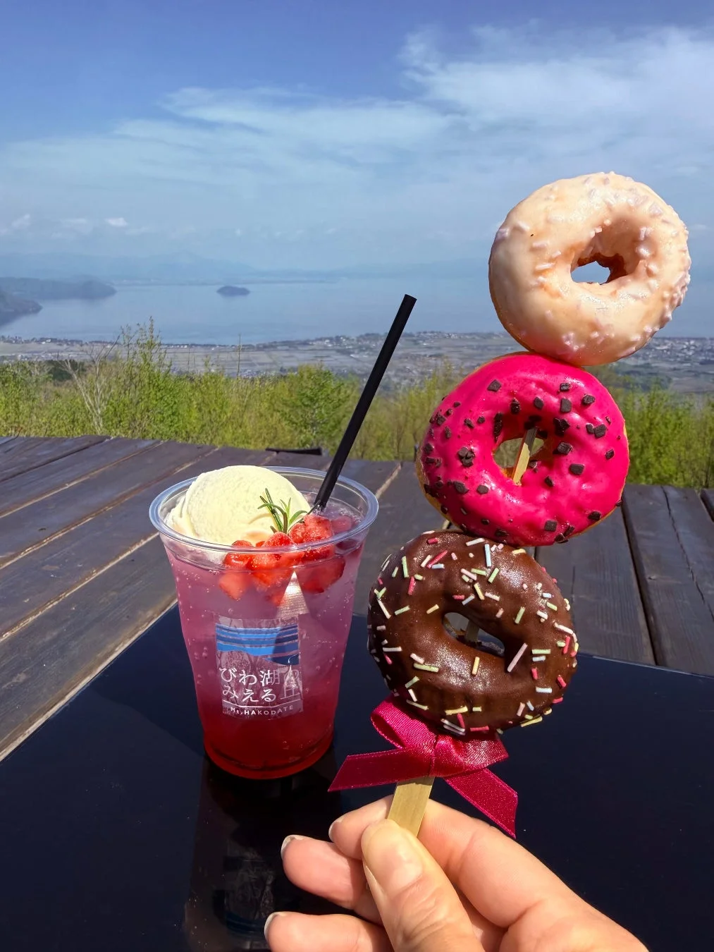 ドーナツ、ドリンク、湖景色