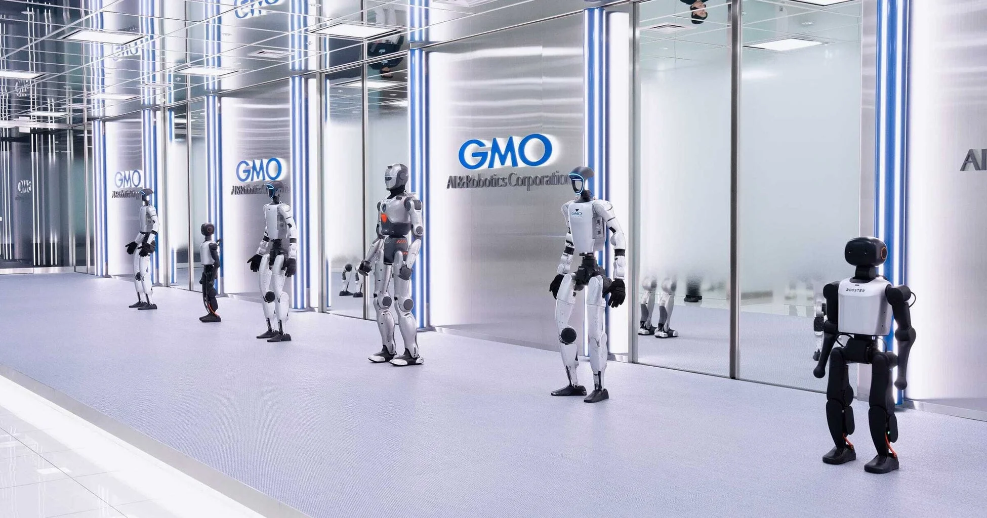 GMO AI&Robotics Corporationのオフィスまたはショールームに、複数の人型ロボットが整列して立っている様子