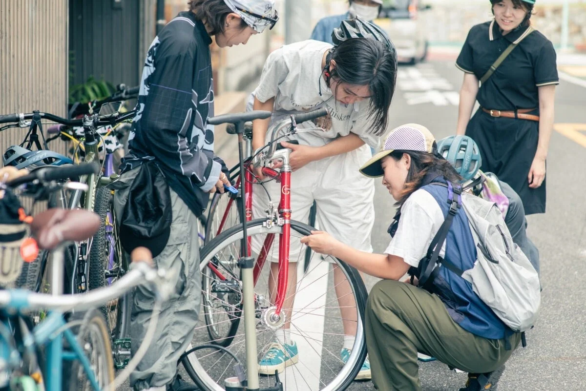 自転車を修理する女性たち