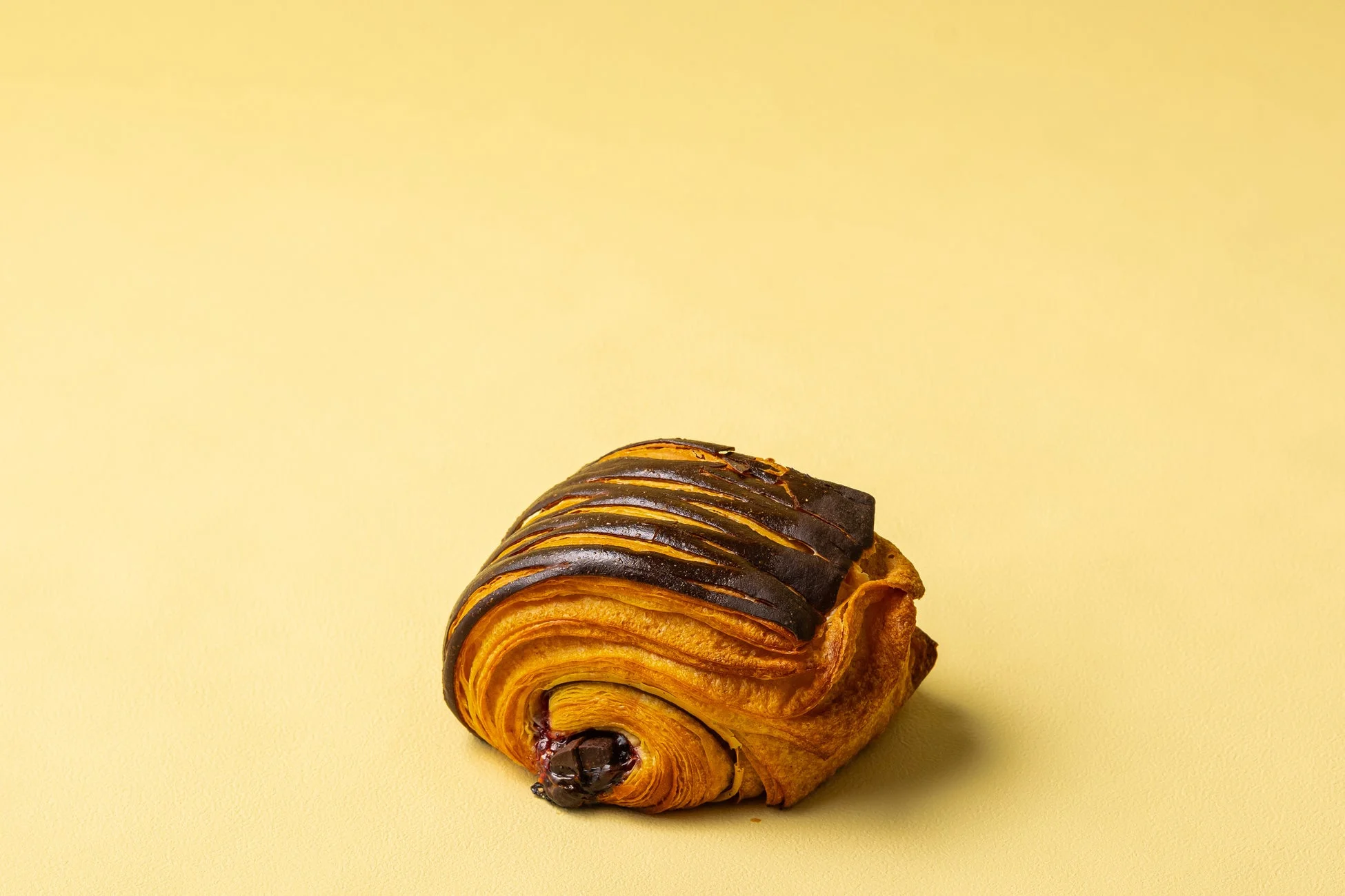 チョコレートが挟まれたパン・オ・ショコラ