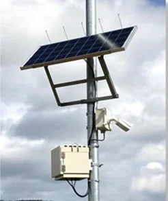 ソーラーパネルと監視カメラ