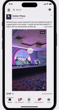 スマートフォン画面に表示されたソーシャルメディア投稿とイベント動画