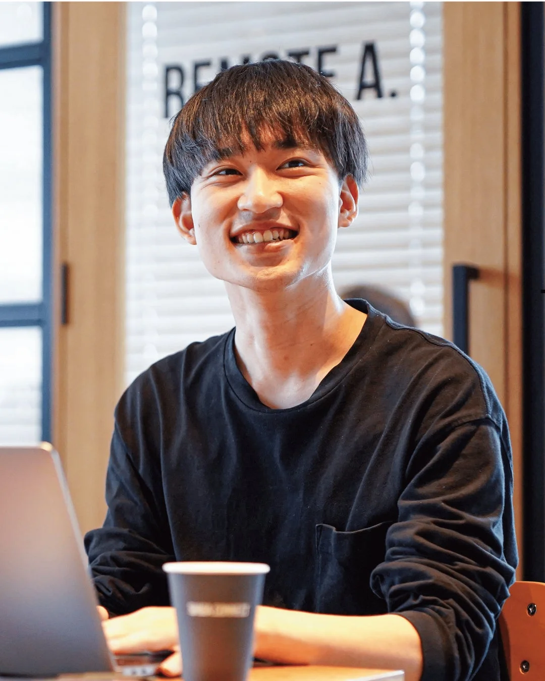 ノートパソコンを使うビジネスパーソン