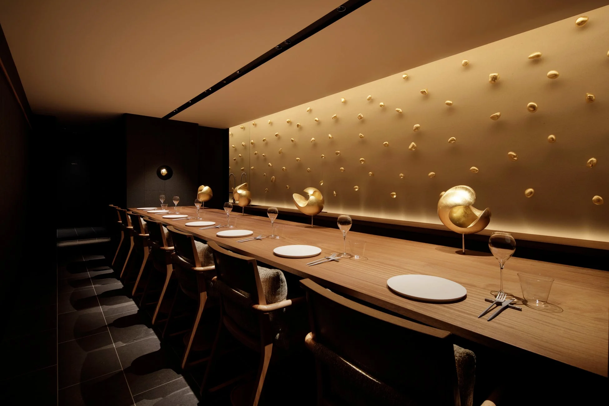 豪華でモダンなダイニングルーム