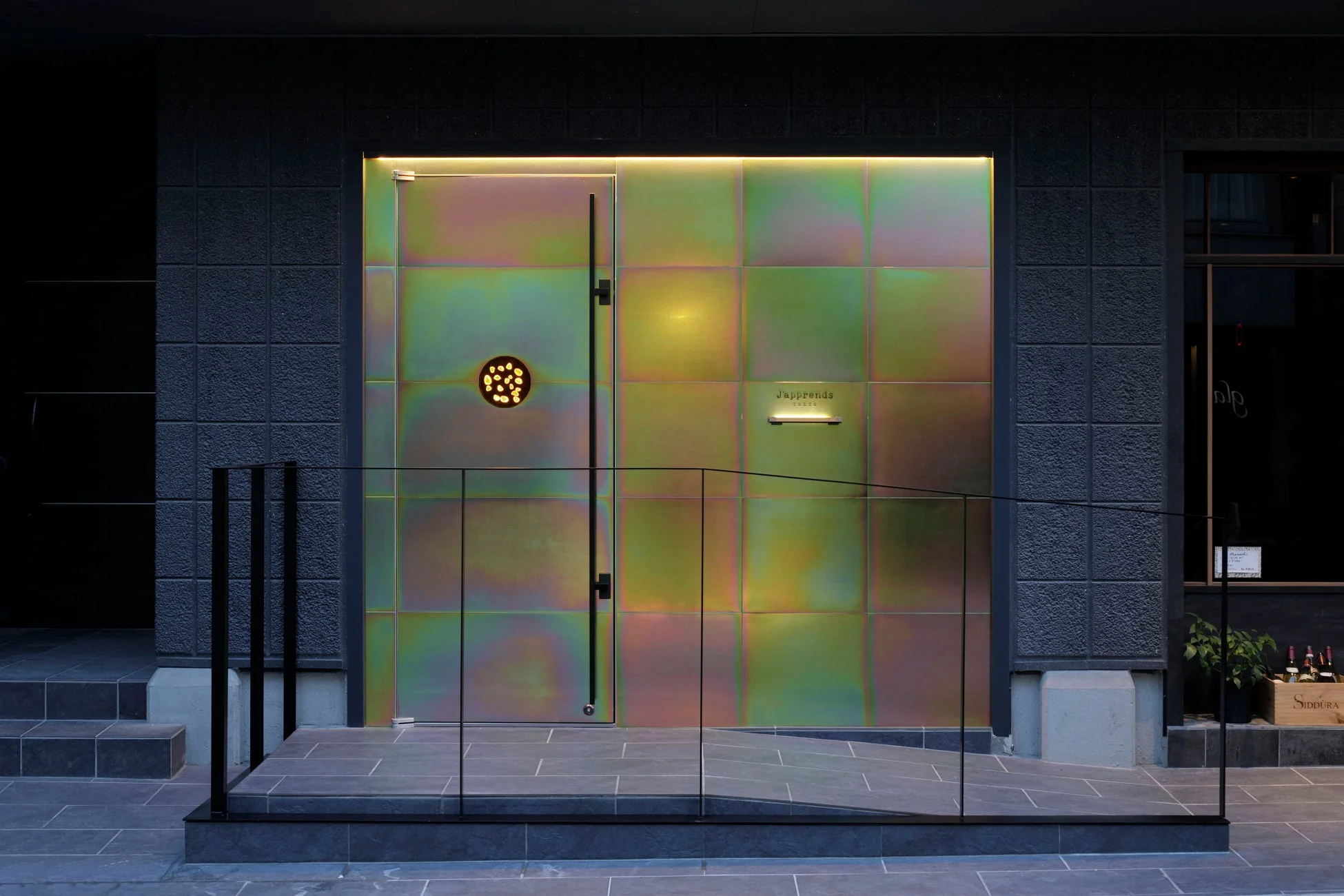 モダンな建物のエントランス