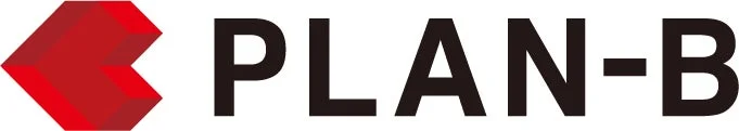 「PLAN-B」という文字と、その左隣に赤色の幾何学的な図形が配置されたロゴマークです。