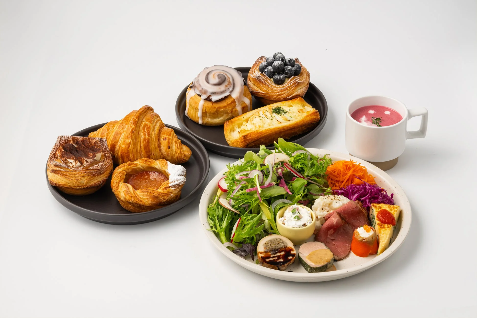 クロワッサン食べ放題ランチの豪華なプレート