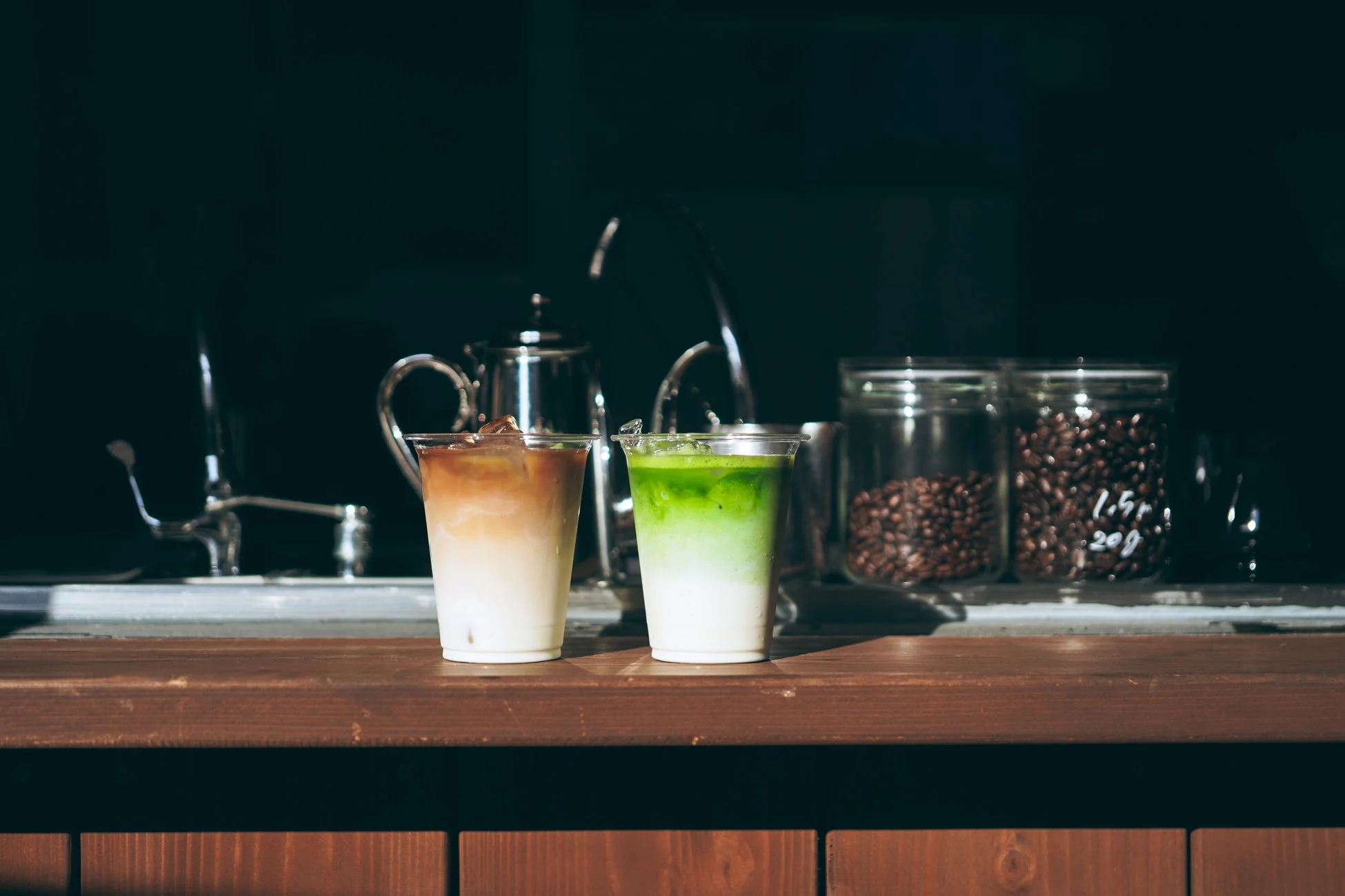 カフェのカウンターに、アイスコーヒーラテと抹茶ラテが並べられている