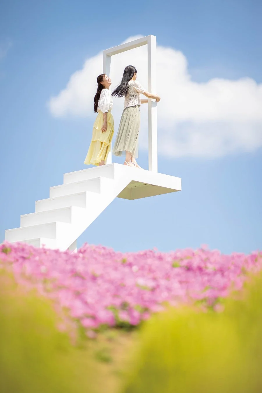 花畑、階段、女性二人