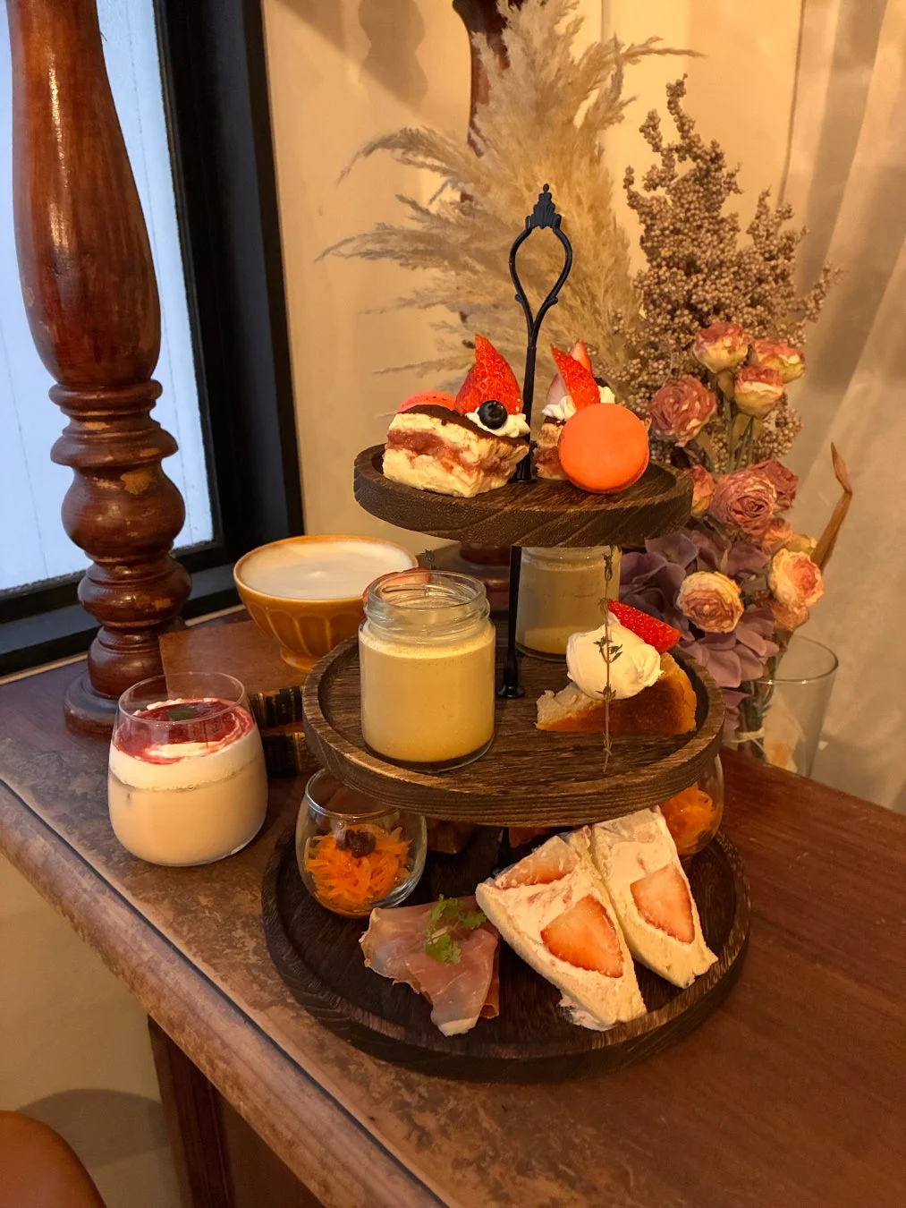 アフタヌーンティーセットの別アングル