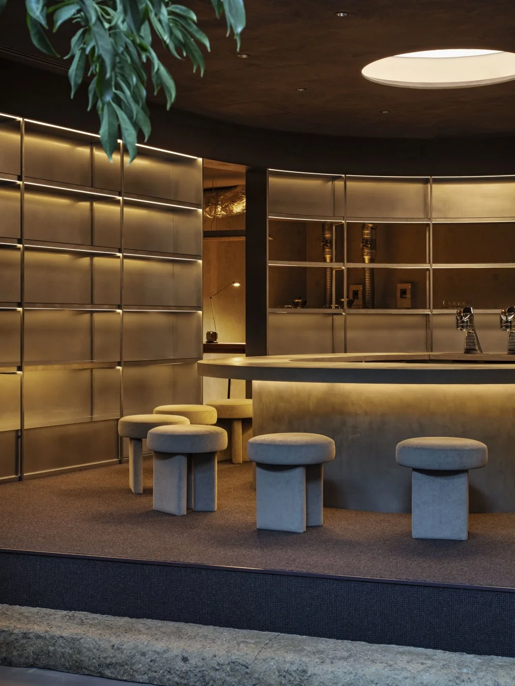 モダンで落ち着いた雰囲気のバーラウンジ