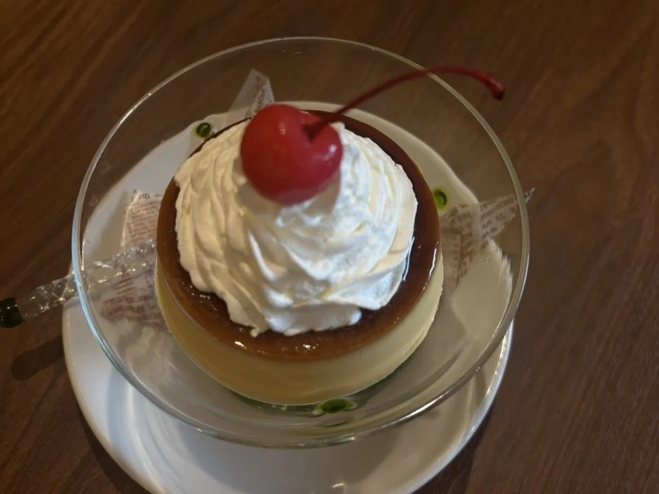 生クリームとサクランボが乗ったプリン