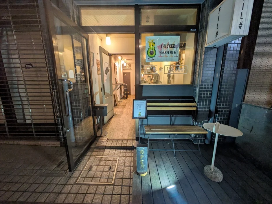 夜の店舗外観