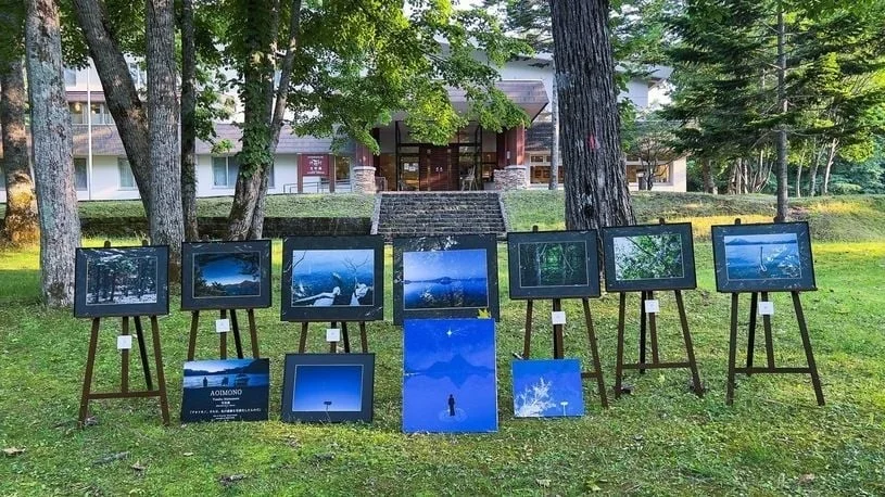 ホテルグリーンプラザ軽井沢の敷地内で開催されている屋外写真展の様子。自然風景をテーマにした複数の写真がイーゼルに展示されている。