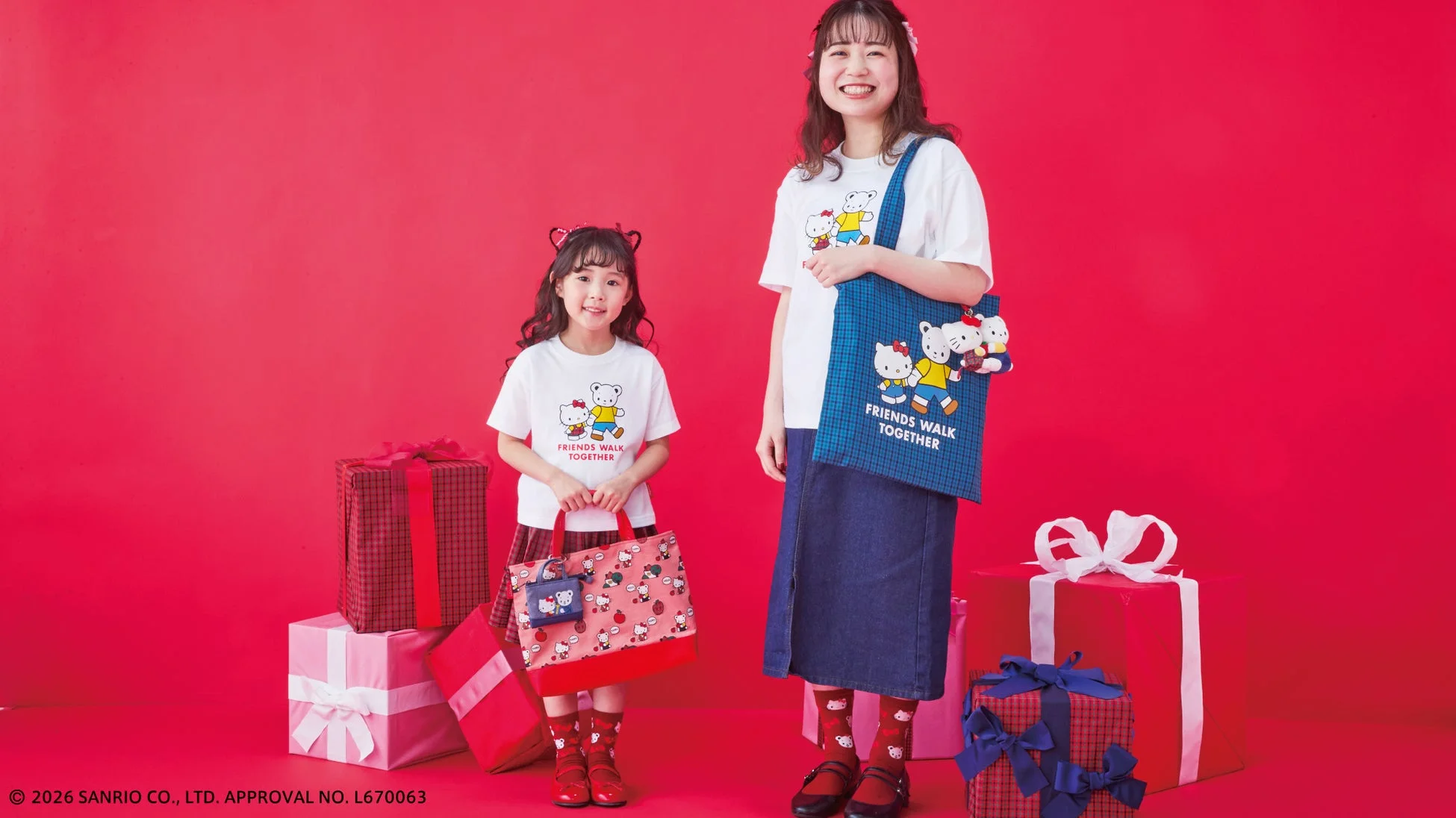 サンリオのキャラクターTシャツと靴下をお揃いで着用した女性と女の子