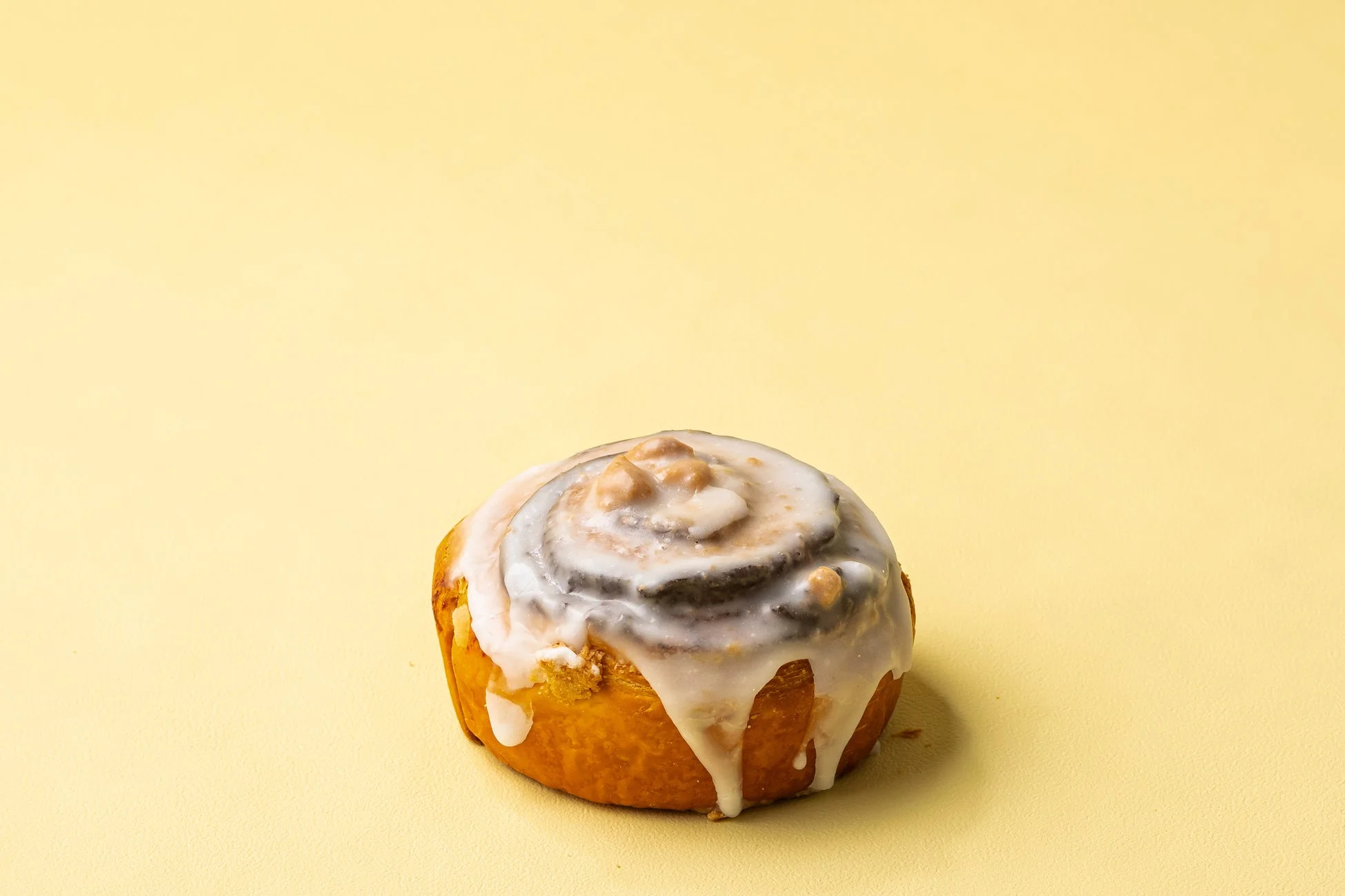 アイシングとナッツがトッピングされたシナモンロール