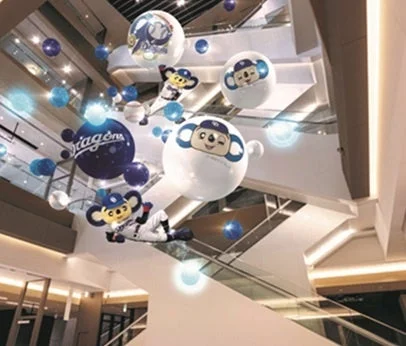 吹き抜け空間に飾られたドアラのバルーン
