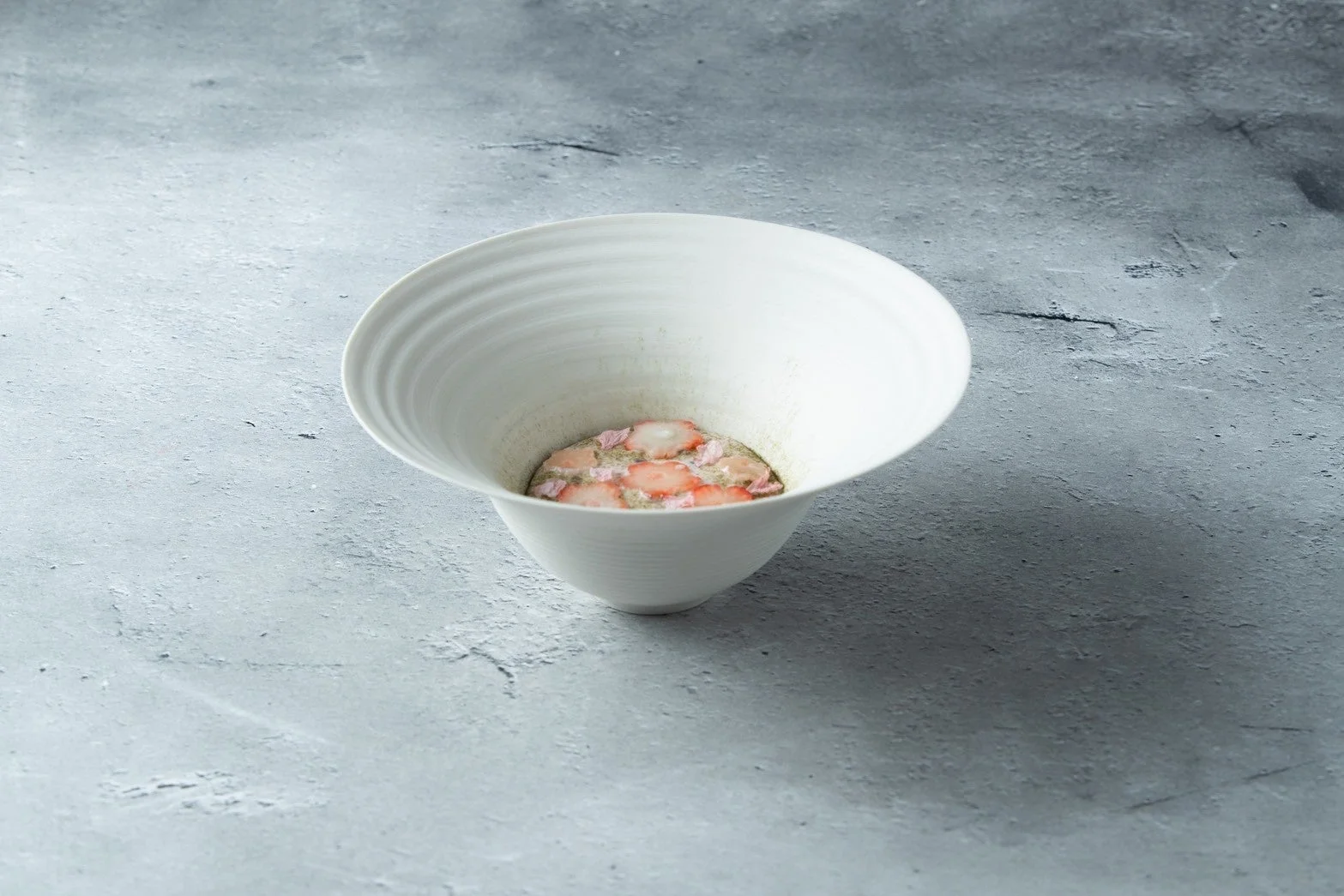 白いモダンな器に盛り付けられたいちごのデザート