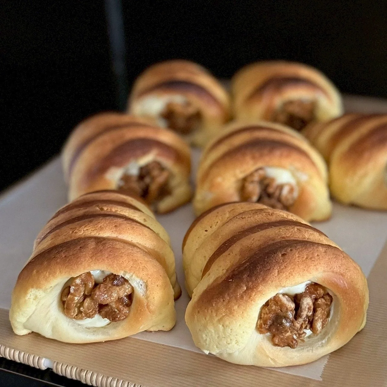 焼き色が美しい菓子パン。中には白いクリームとくるみがたっぷり