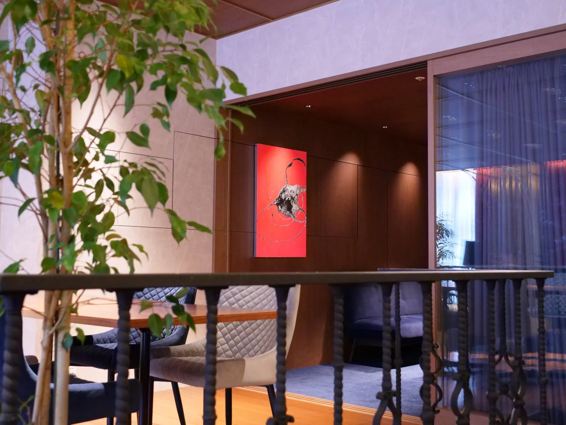 モダンな内装のアートラウンジ