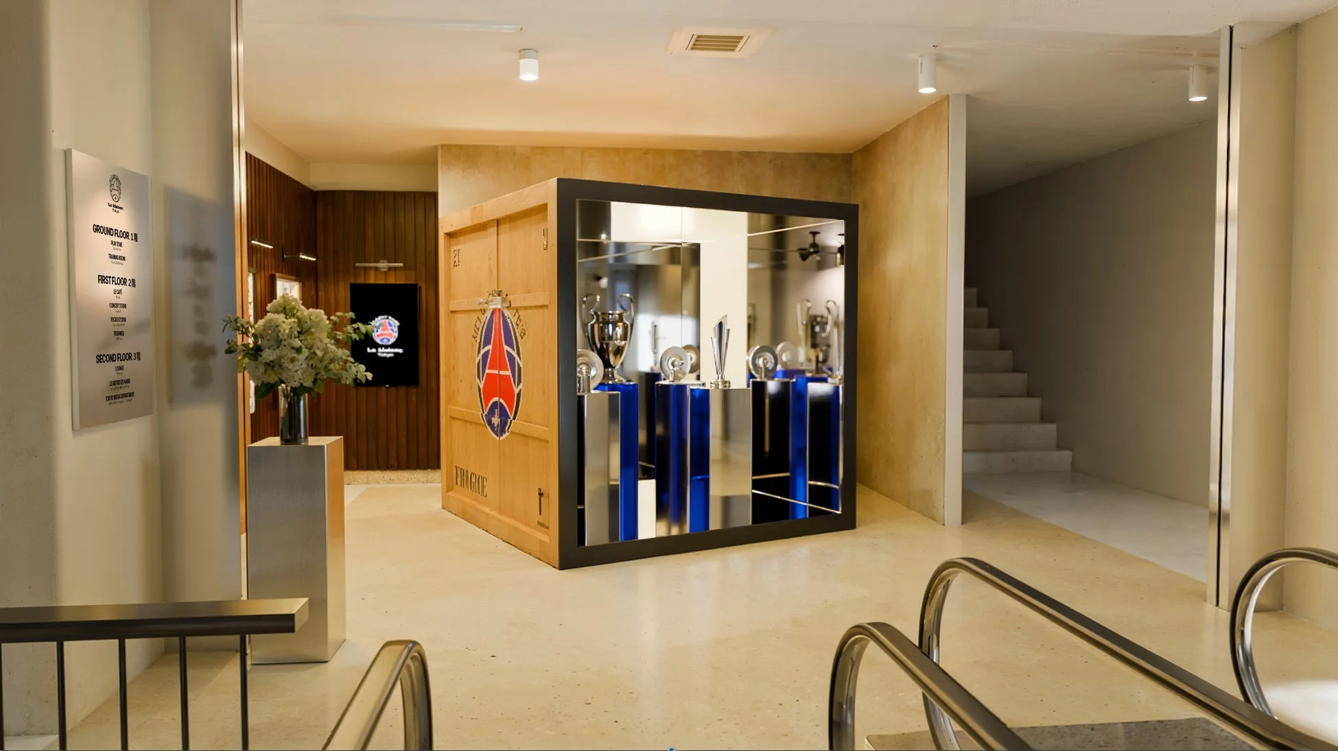 フロアガイドとトロフィー