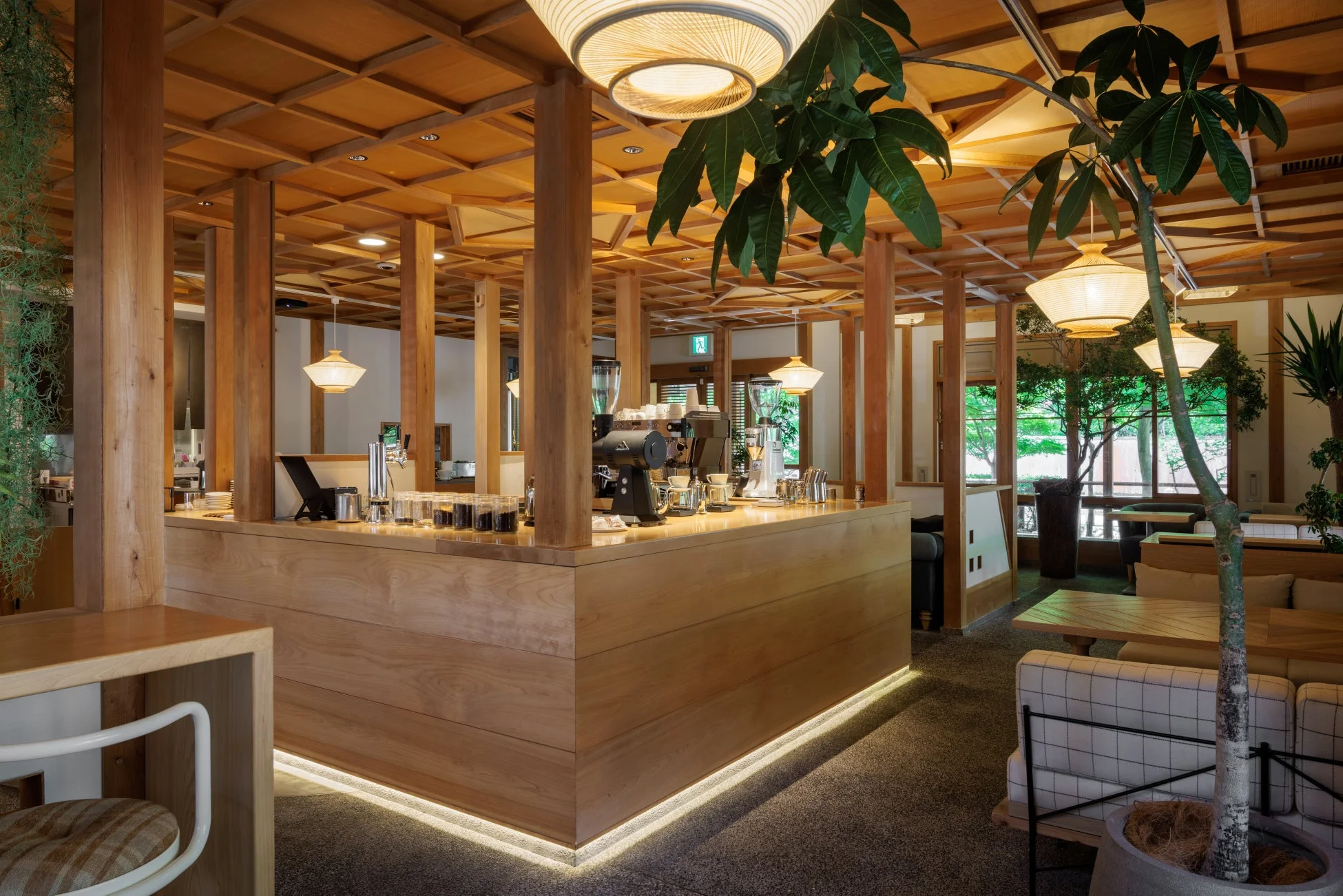 木材を基調とした和モダンなカフェの広々とした店内
