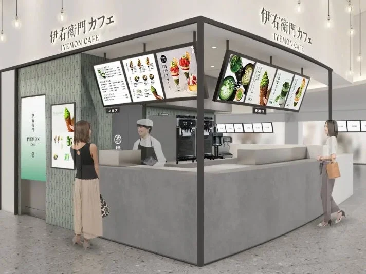 伊右衛門カフェのモダンな店舗風景。デジタルメニューには抹茶パフェやソフトクリーム、ドリンクなどが表示され、女性客が注文や受け取りのために並んでいる。清潔感のある内装が特徴です。