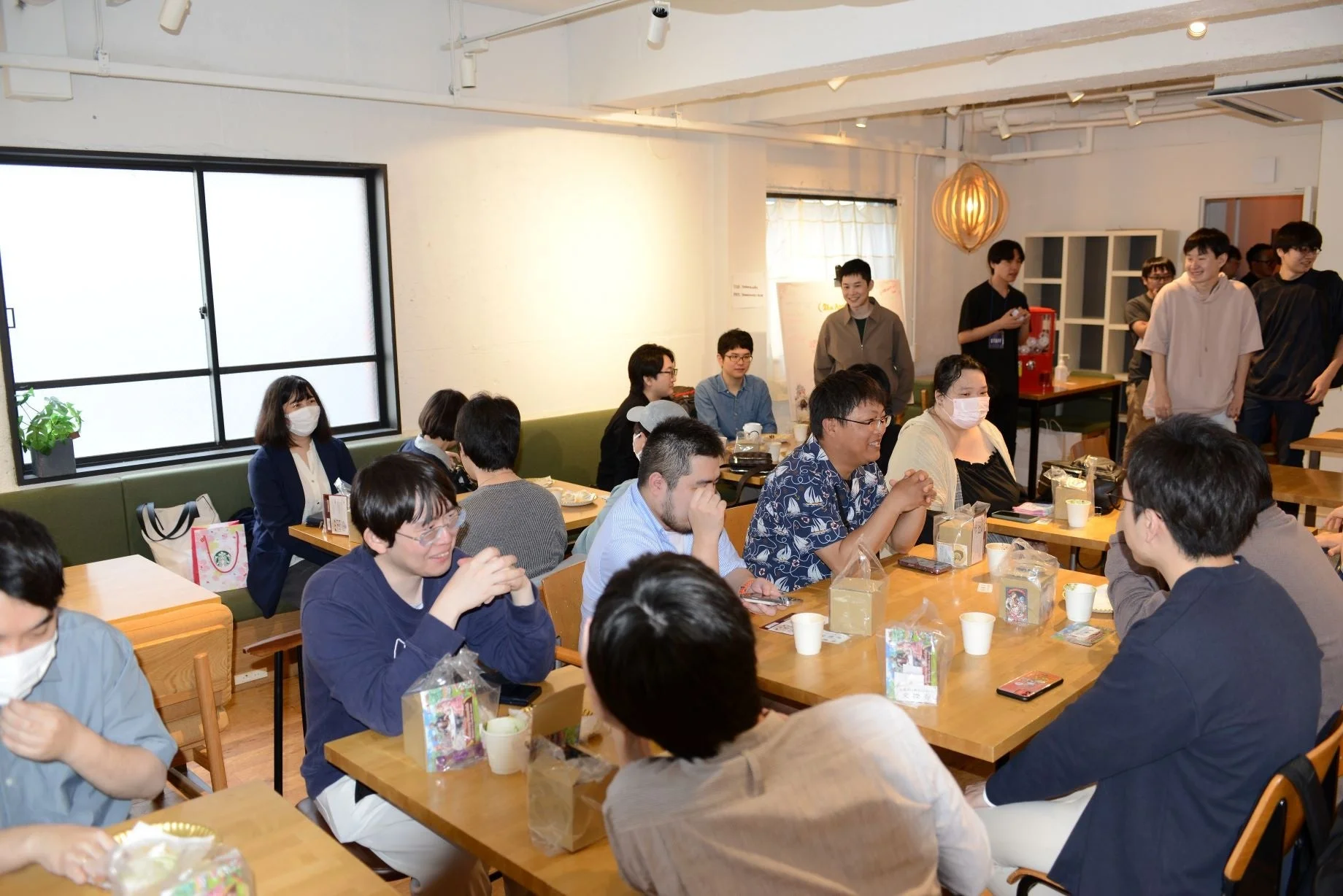 談笑する参加者たち2