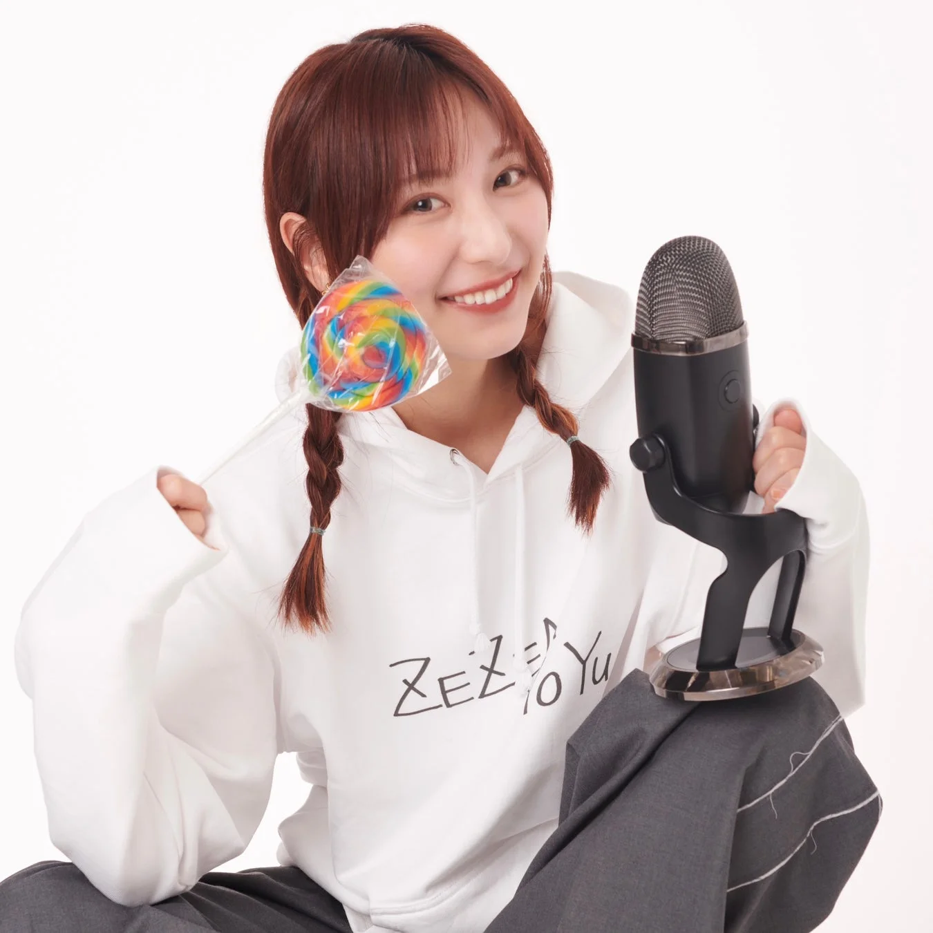 女性、笑顔、マイク、ロリポップ、おさげ髪、パーカー