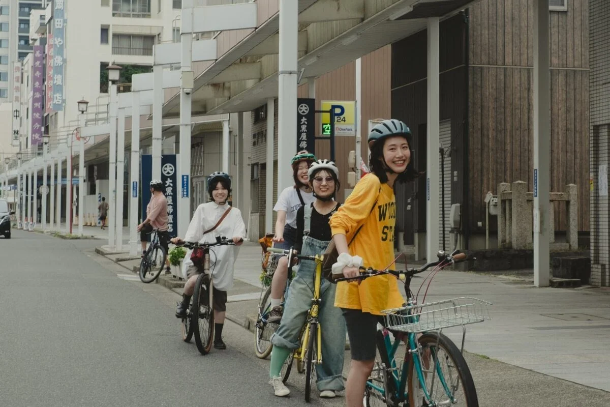街中をサイクリングする女性たち