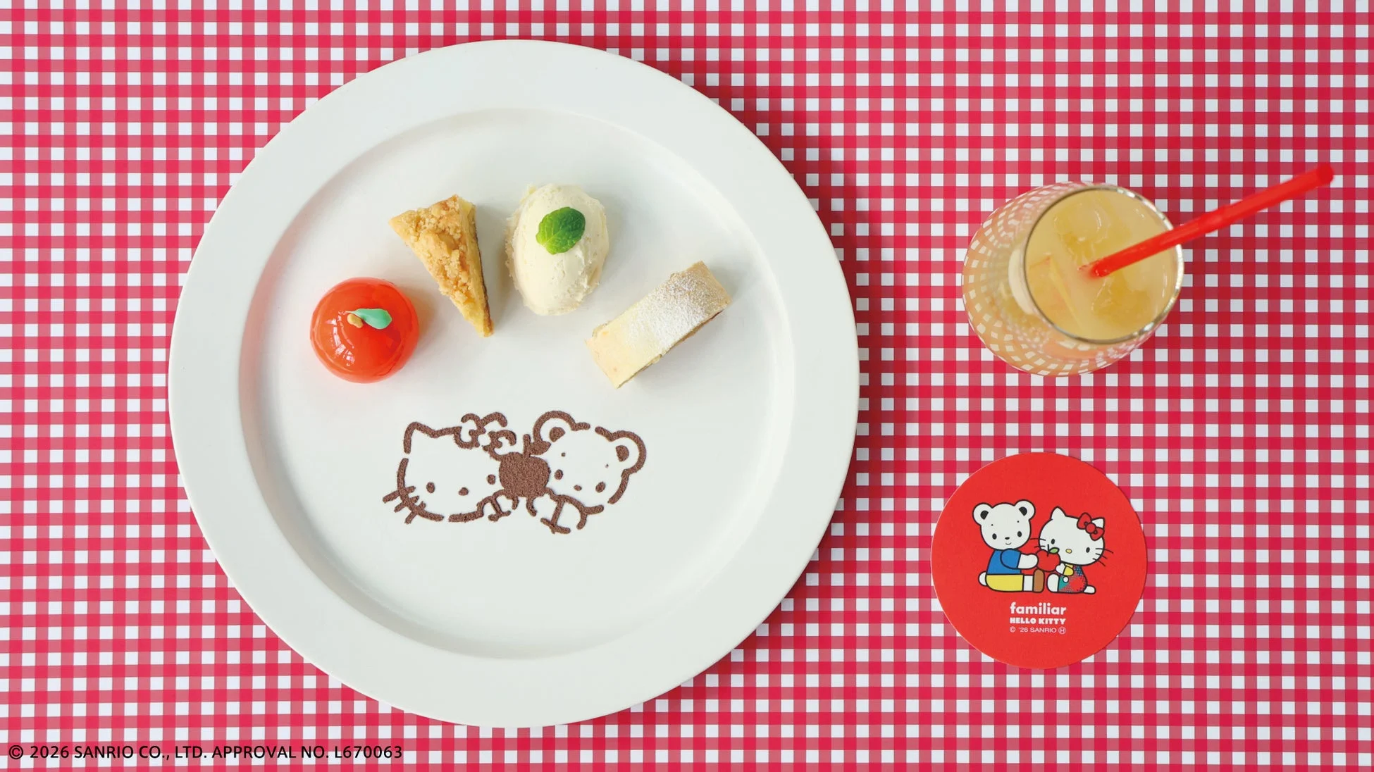 ハローキティとクマのキャラクターが描かれた白いプレートにデザートが盛り付けられています