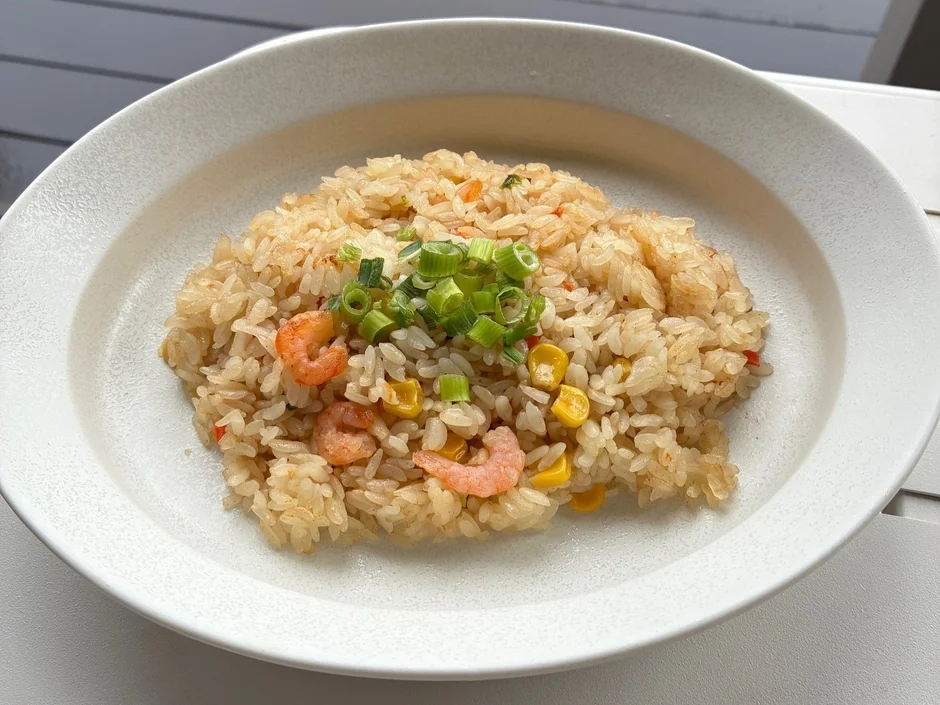 エビとコーンが散りばめられたエビチャーハン
