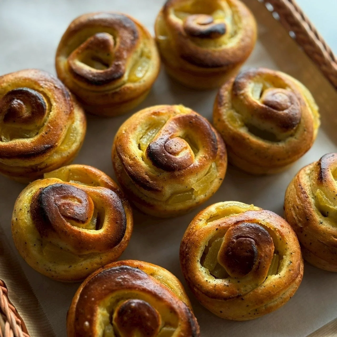 黄金色に焼き上げられた複数の渦巻き状の菓子パン