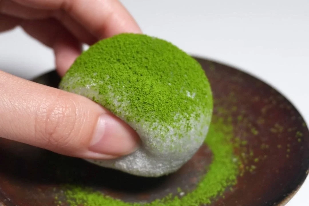 抹茶パウダーがかかったMAMIDORI大福