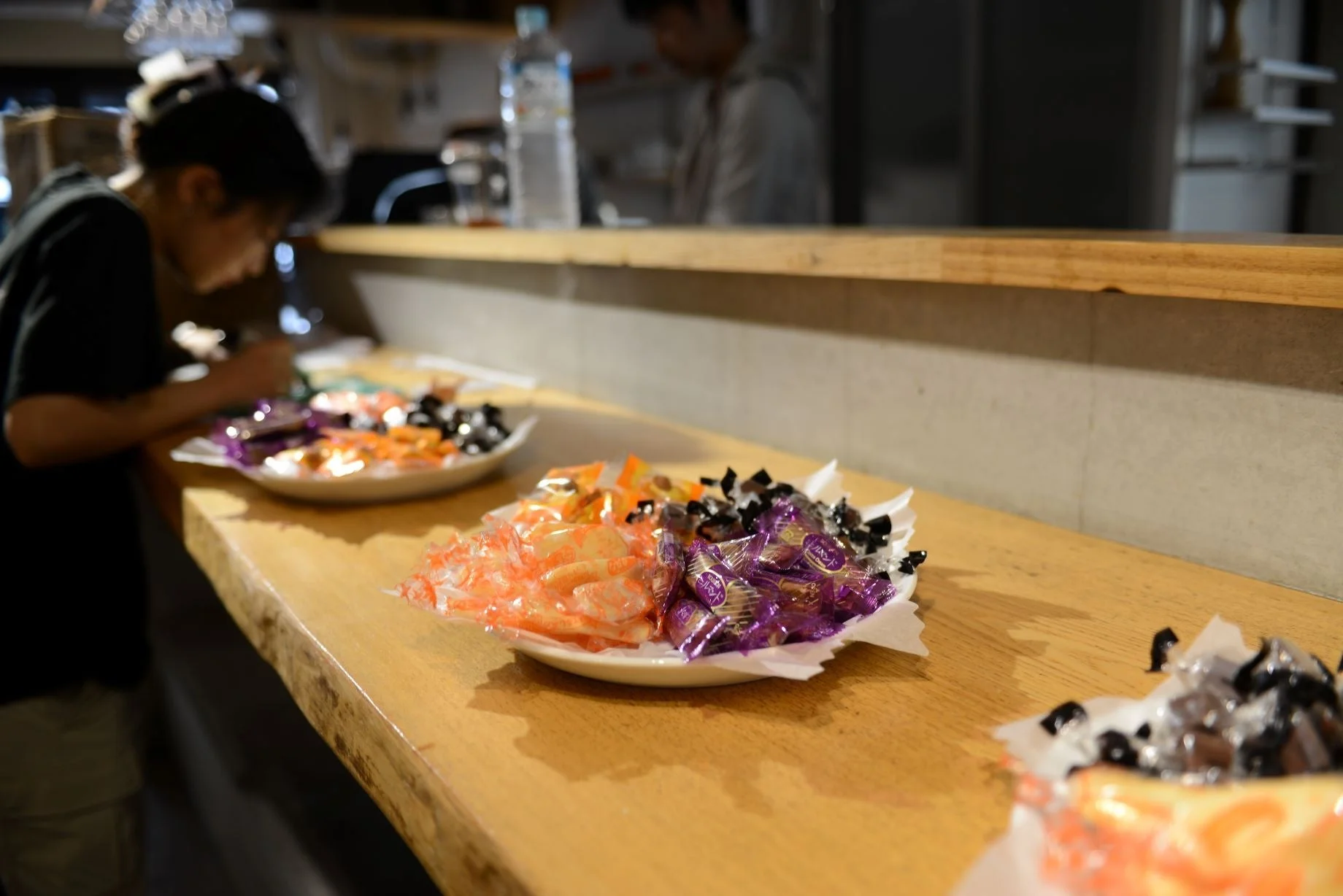 カウンターに並べられたキャンディ