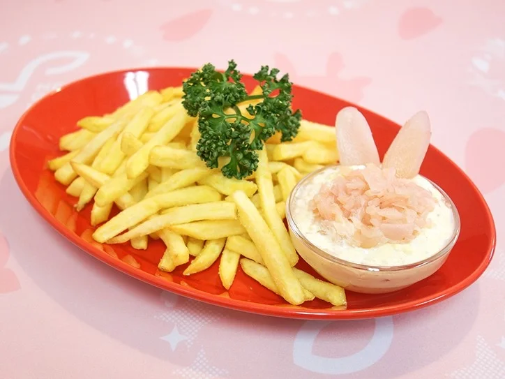 フライドポテトとうさみみソースのアップ