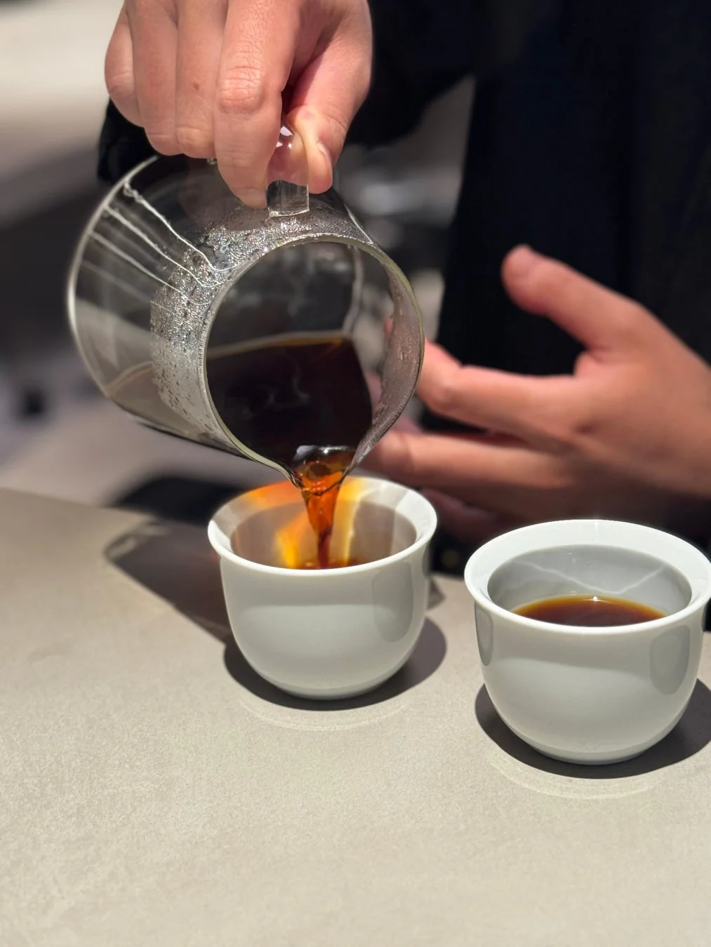 ドリップコーヒーを注ぐ様子