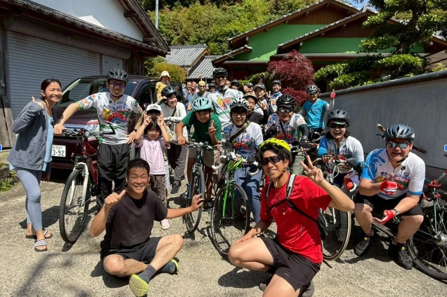 サイクリング、自転車、グループ、人々、笑顔、日本、田舎道、アウトドア、スポーツ、集合写真、楽しい、旅行、ヘルメット、家族