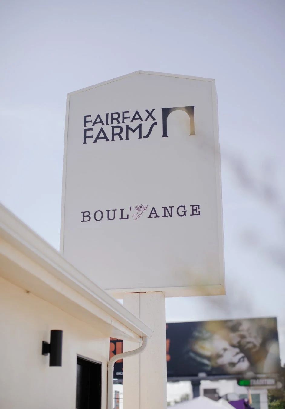 屋外に設置された「FAIRFAX FARMS」と「BOUL'ANGE」のロゴが入った看板