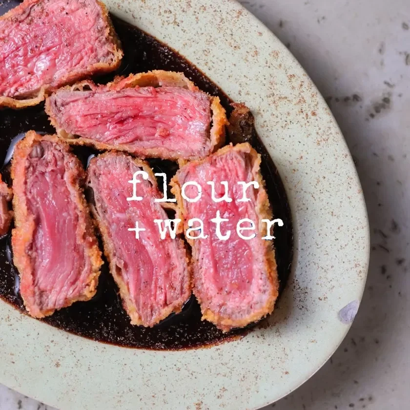 牛レアカツ 山椒と赤ワインソース