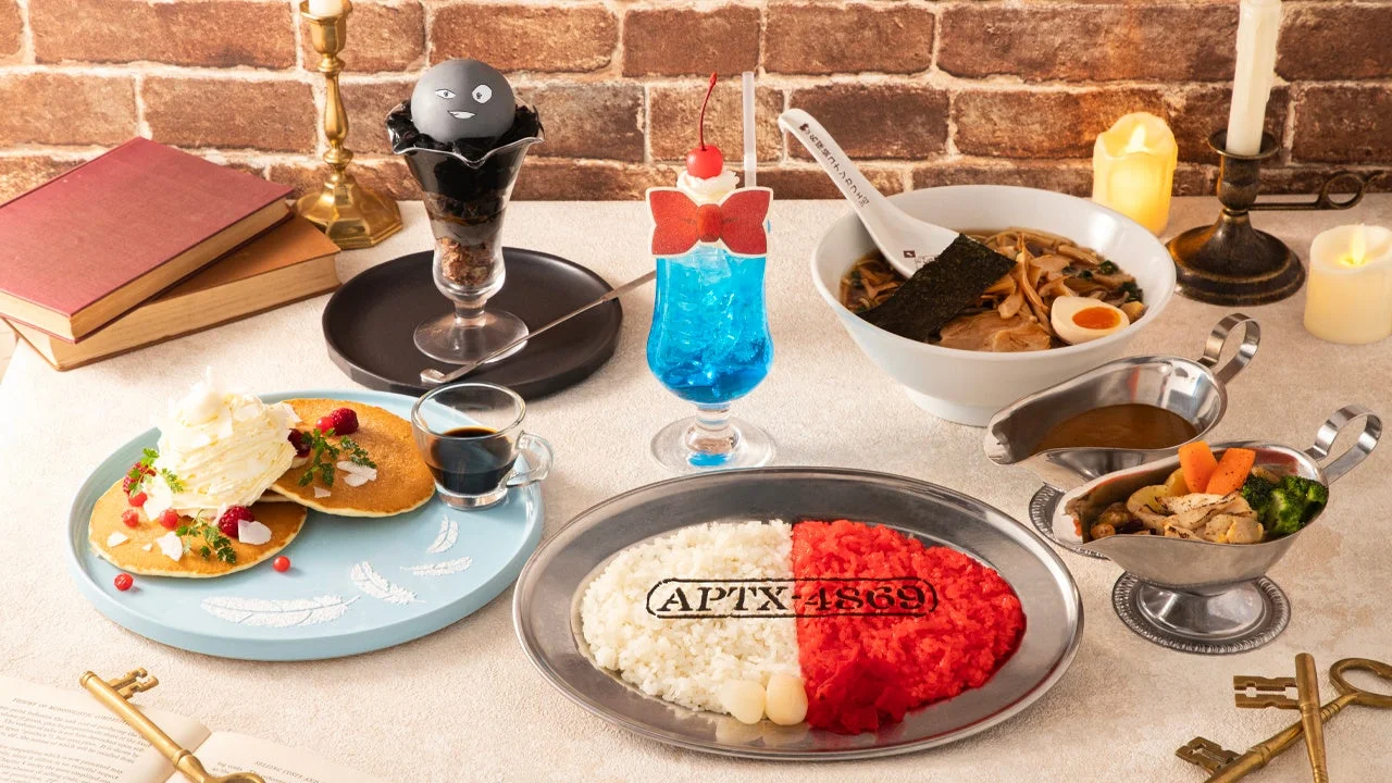 名探偵コナンのコラボカフェを思わせる、APTX-4869と書かれたカレーライス、パンケーキ、ラーメン、キャラクターパフェなどの多彩なメニュー