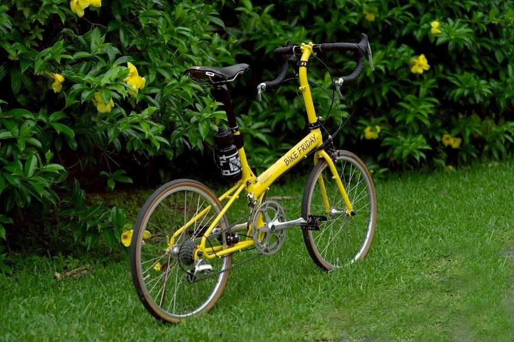 黄色の折りたたみ自転車